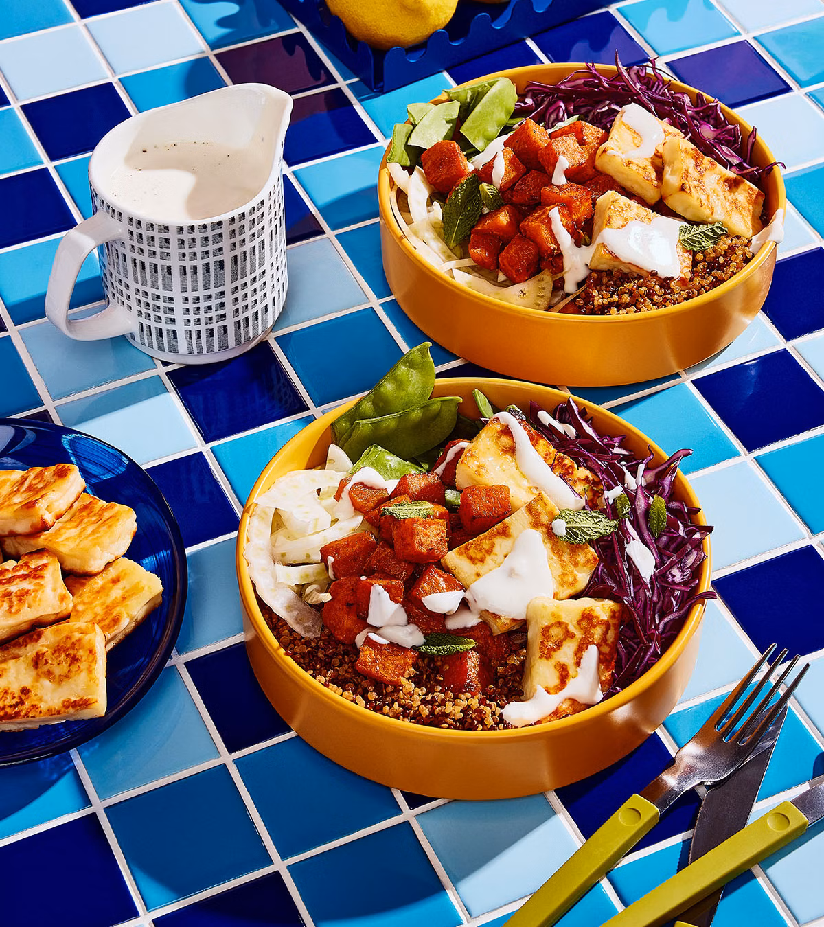Bols-repas aux patates douces épicées et au halloumi