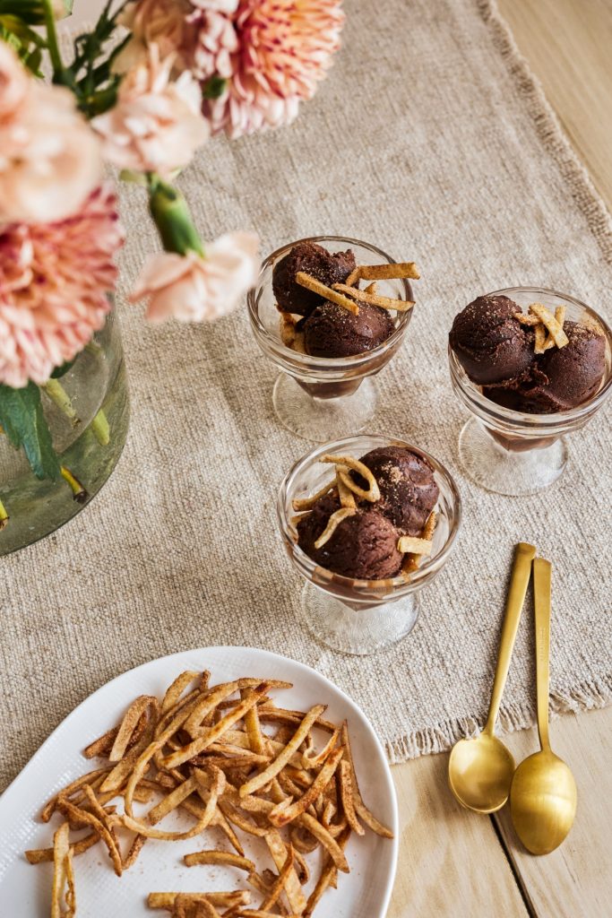 Sorbet au chocolat épicé avec tortillas sucrés