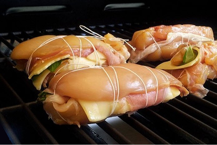 Involtini de poulet au jambon et au basilic