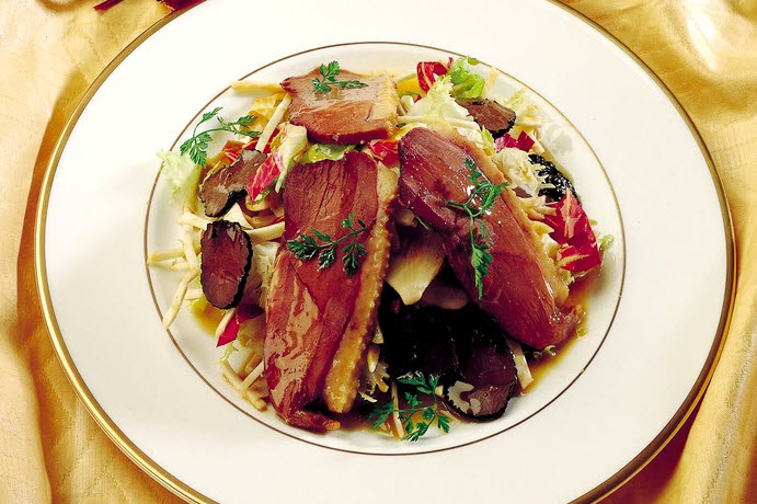 Confit de canard aux champignons, légumes et truffe noire