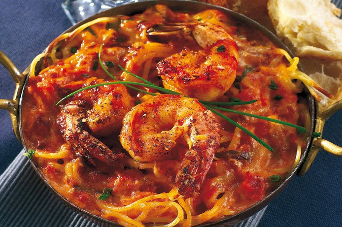Spaghettis aux scampis cuits et à la sauce homardine