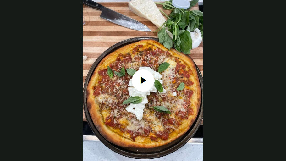 Pizza tiède aux tomates étuvées et à la burrata coulante