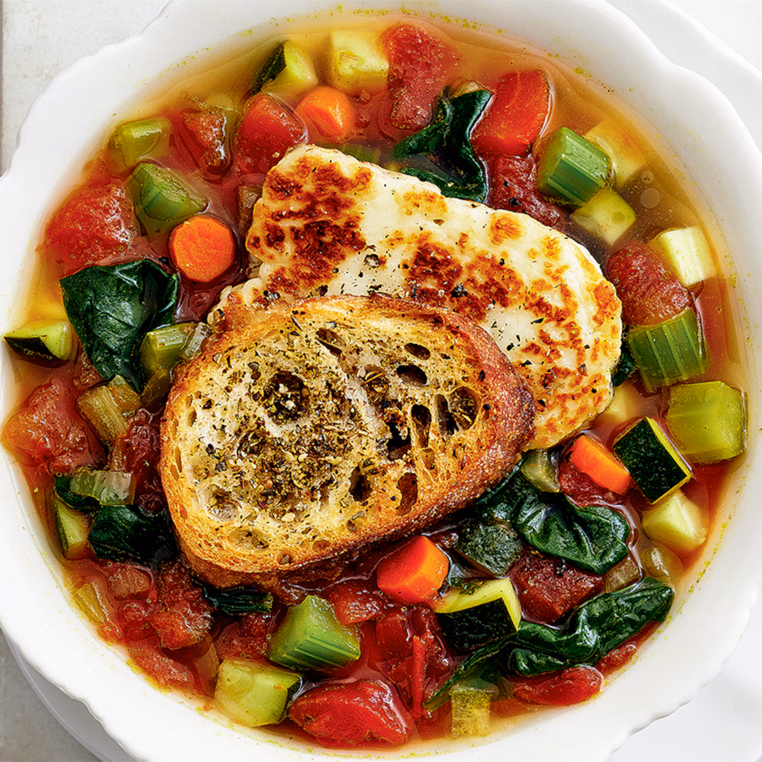 Soupe aux légumes et au fromage halloumi