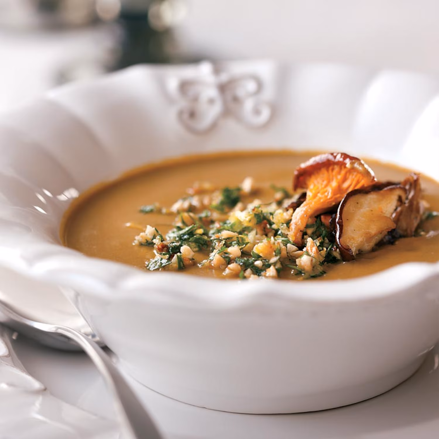 Potage aux champignons, gremolata de noisettes