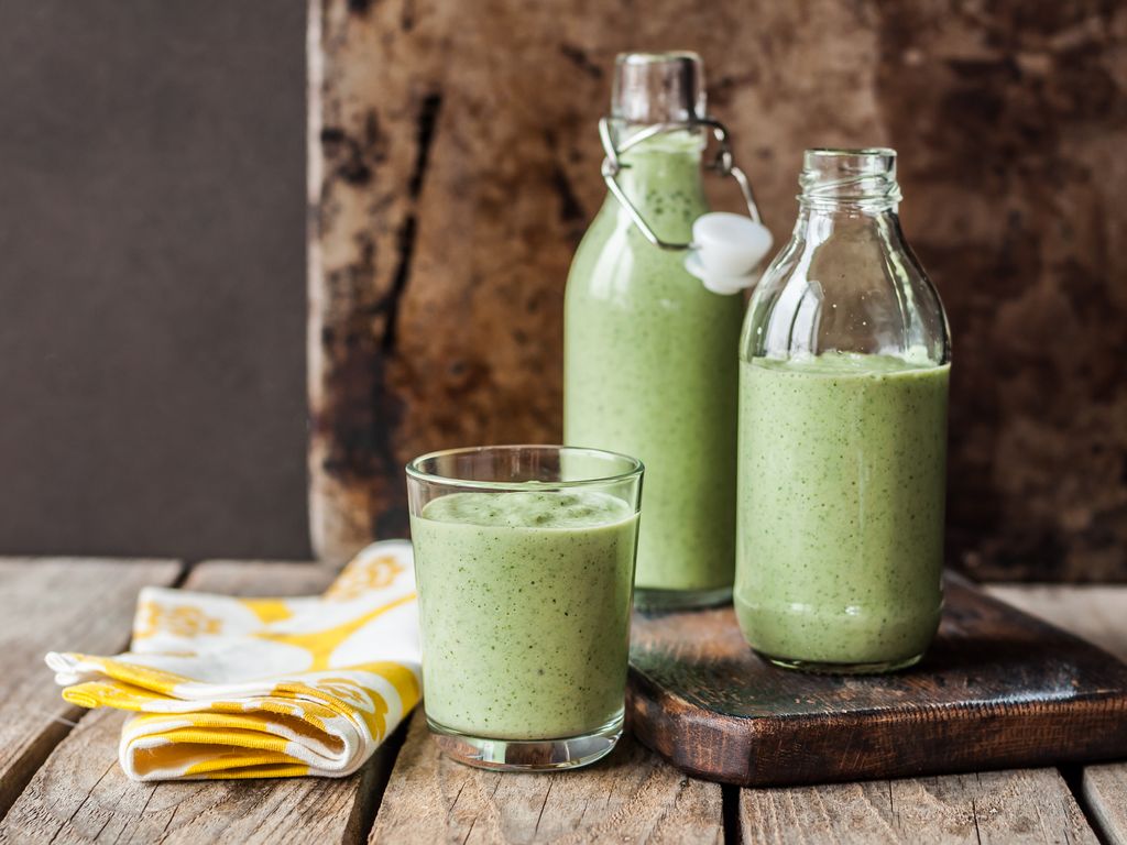 Soupe froide de courgettes à la menthe et chèvre frais