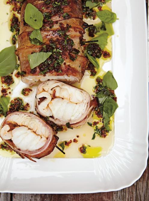 Rôti de morue grillé au bacon et aux herbes