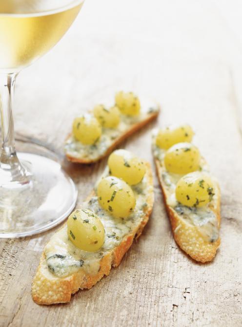 Croûtons de roquefort et raisins verts confits