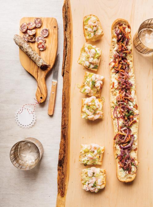 Pain farci au fromage et ses deux garnitures (bacon et crevettes)