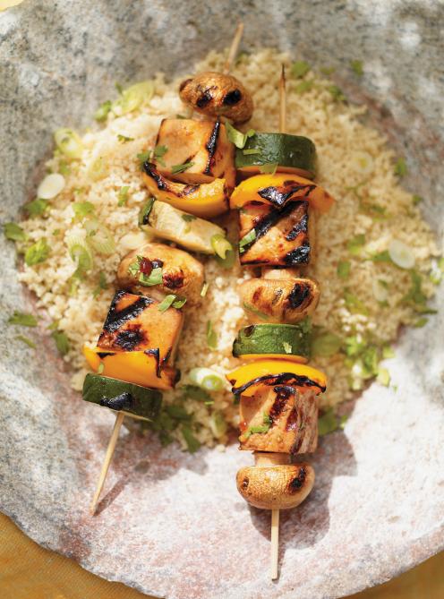 Brochettes de tofu au miel et au sésame grillé