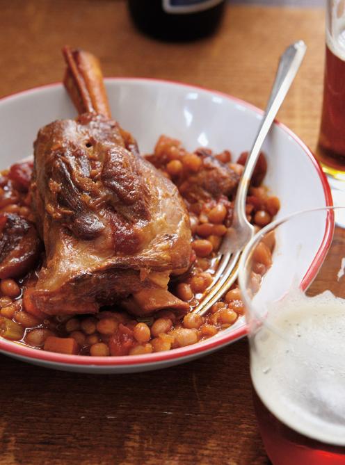 Jarrets d'agneau braisés et fèves au lard à la mélasse