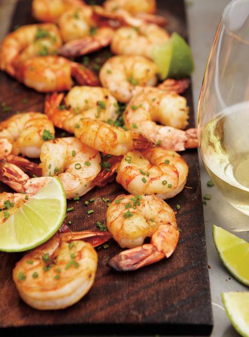 Crevettes cajuns cuites sur une planche d’érable