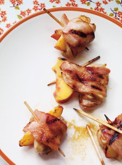 Bouchées de poulet, pêches et bacon