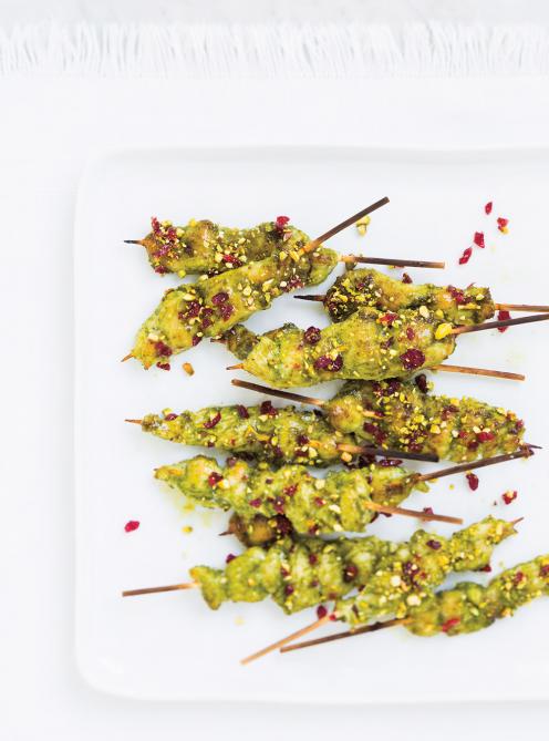 Mini-brochettes de poulet au pesto, aux canneberges et aux pistaches