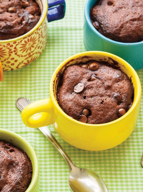 Gâteau moelleux au chocolat dans une tasse