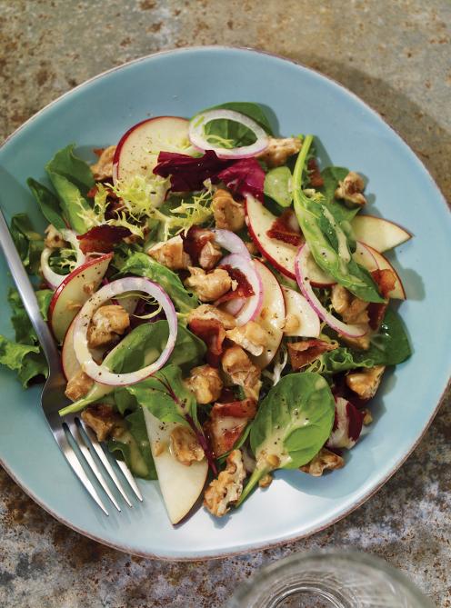 Salade verte aux pommes, noix, bacon et érable