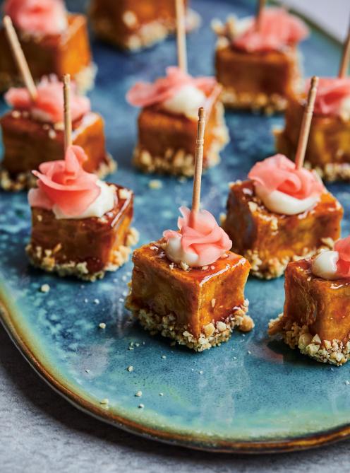 Bouchées de tofu laquées, arachides et gingembre