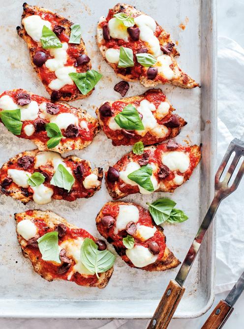 Escalopes de poulet grillées à la sauce tomate et à la mozzarella fondu