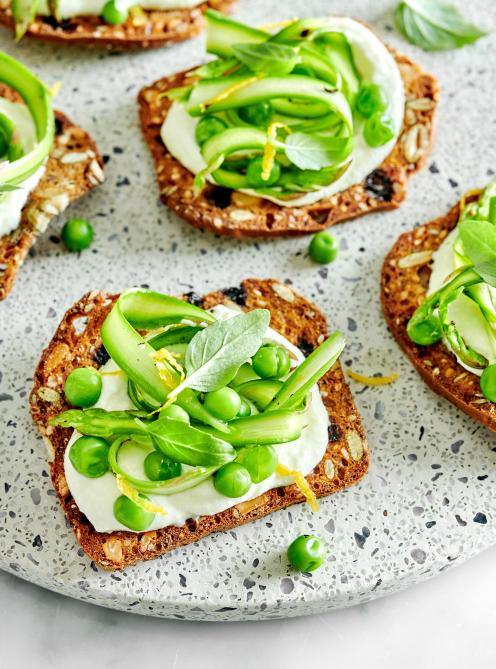 Canapés aux asperges, aux petits pois et à la feta
