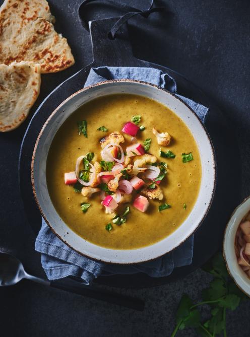 Potage au chou-fleur, au lait de coco et au cari