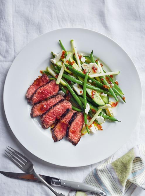 Bœuf grillé et salade de haricots aux oignons caramélisés