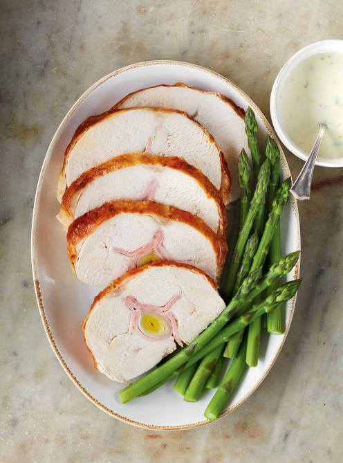 Rôti de dinde farci au poireau et au jambon, sauce béchamel au fromage