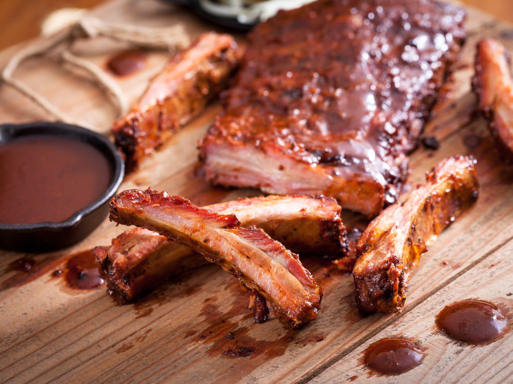 Travers de porc grillés à la sauce barbecue