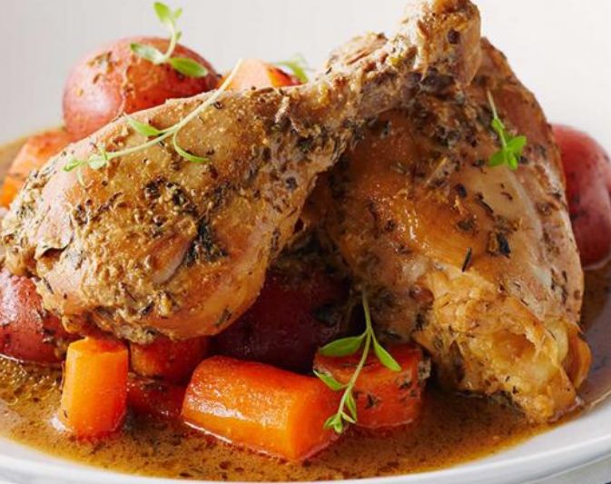 Poulet braisé au mélange de saveurs françaises