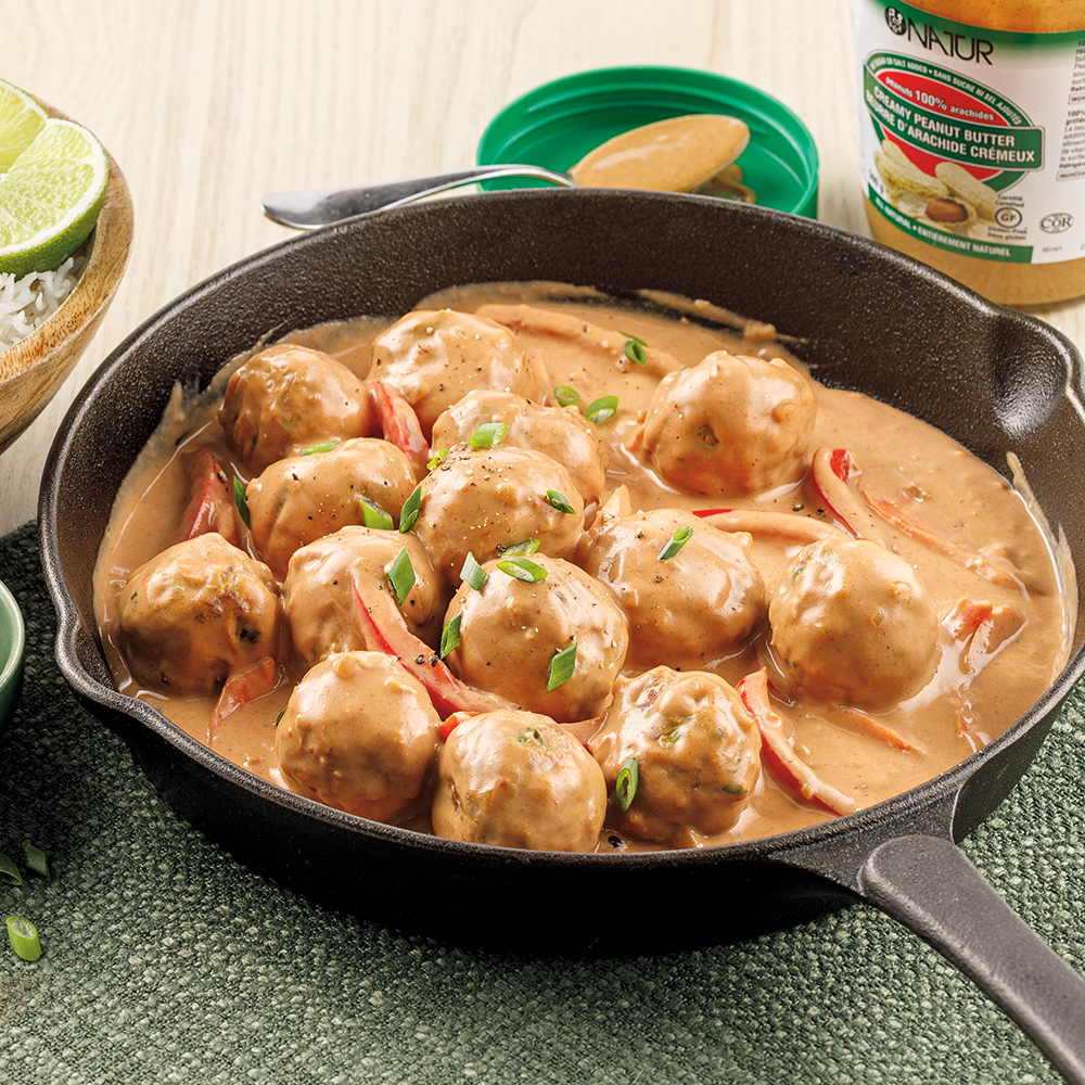 Casserole de boulettes de poulet et légumes, sauce à l’arachide