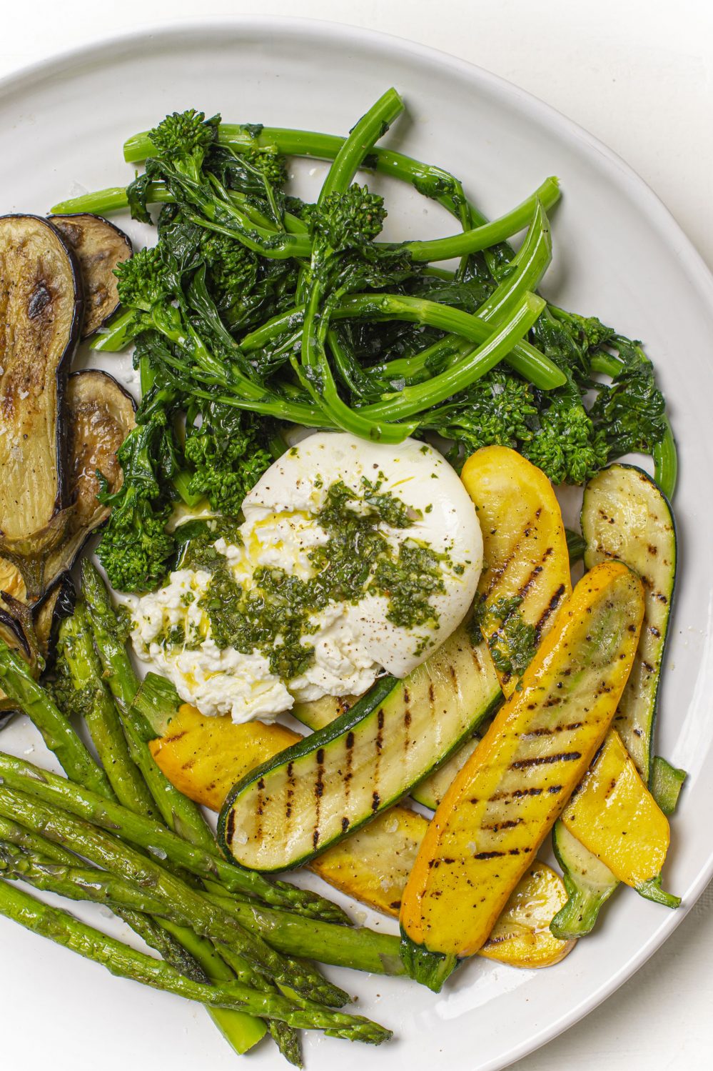 Légumes rôtis, fromage et salsa verde