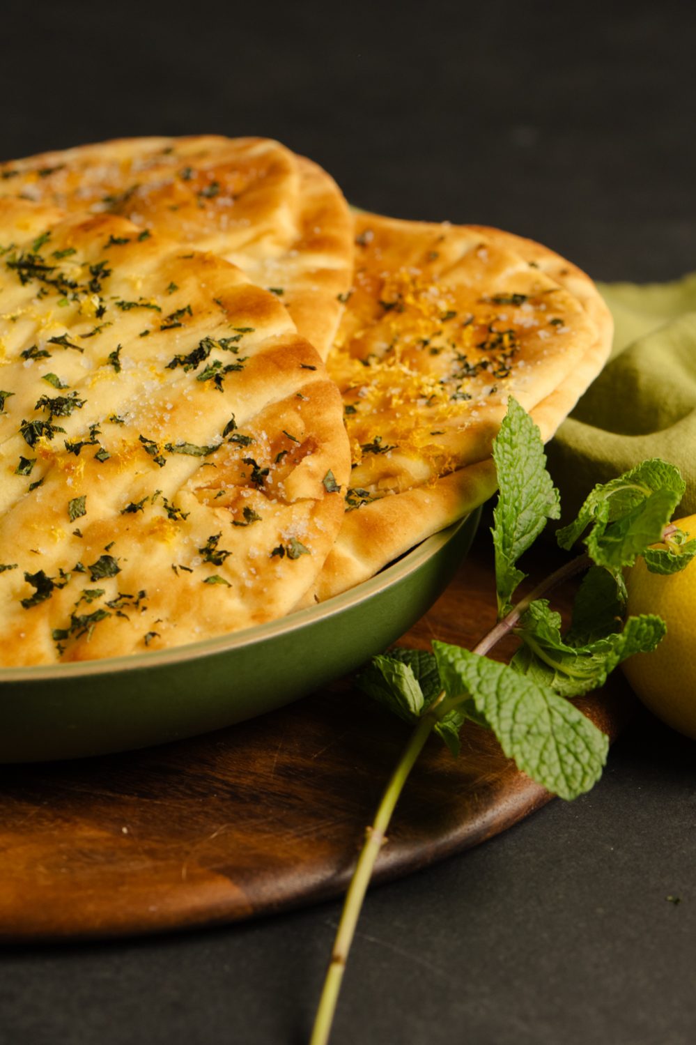 Pain naan aux agrumes et à la menthe
