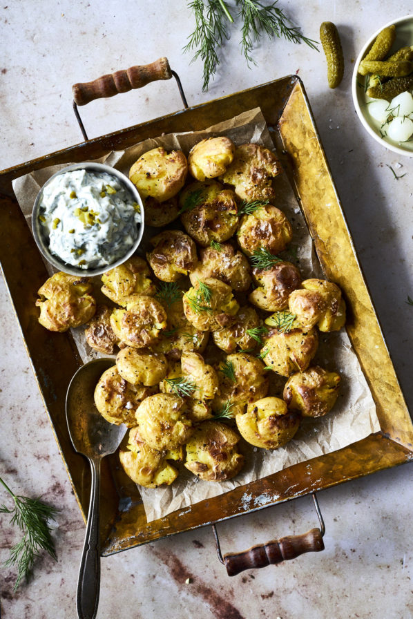 Patates écrasées sel et vinaigre, trempette aux cornichons