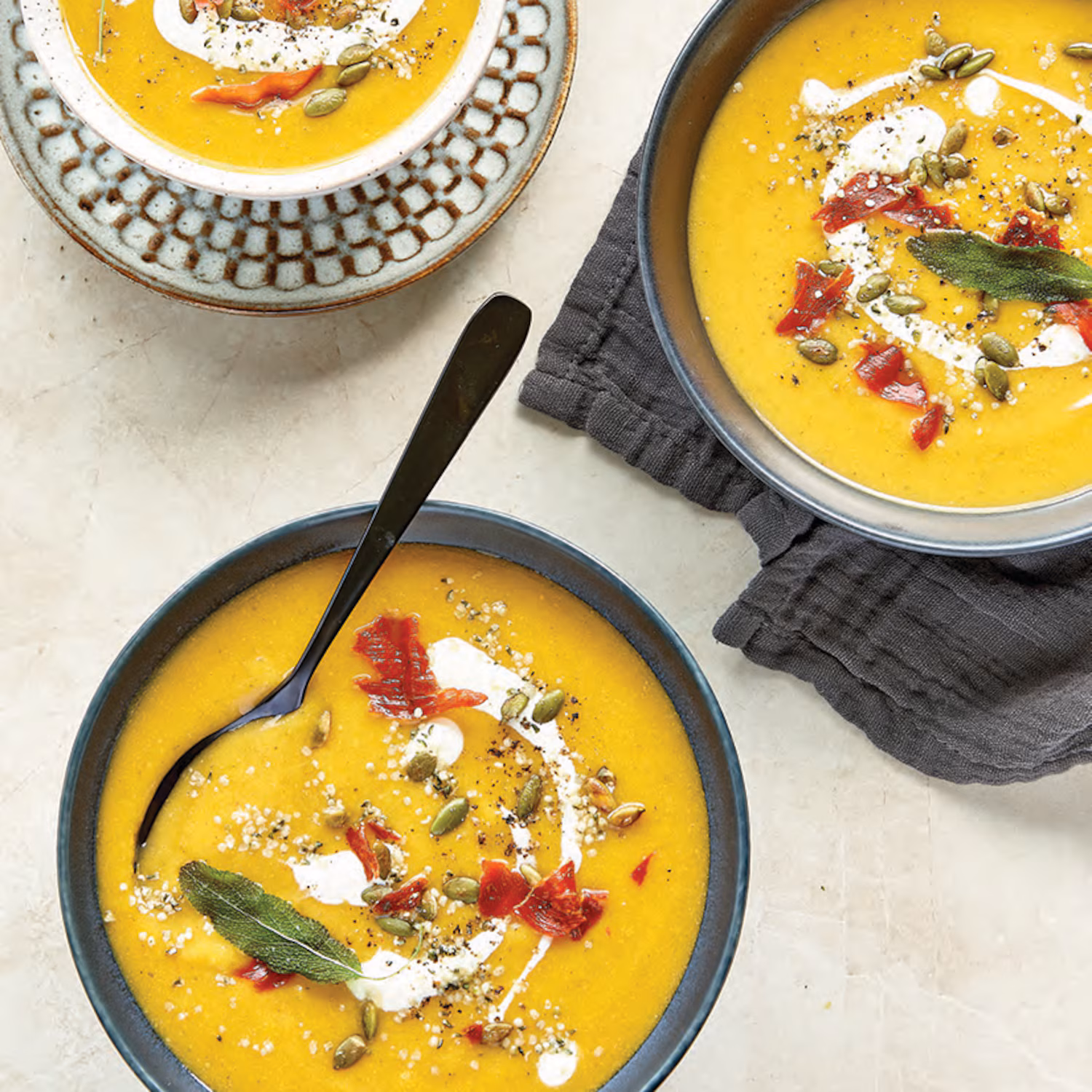 Potage à la courge, au brie et au prosciutto