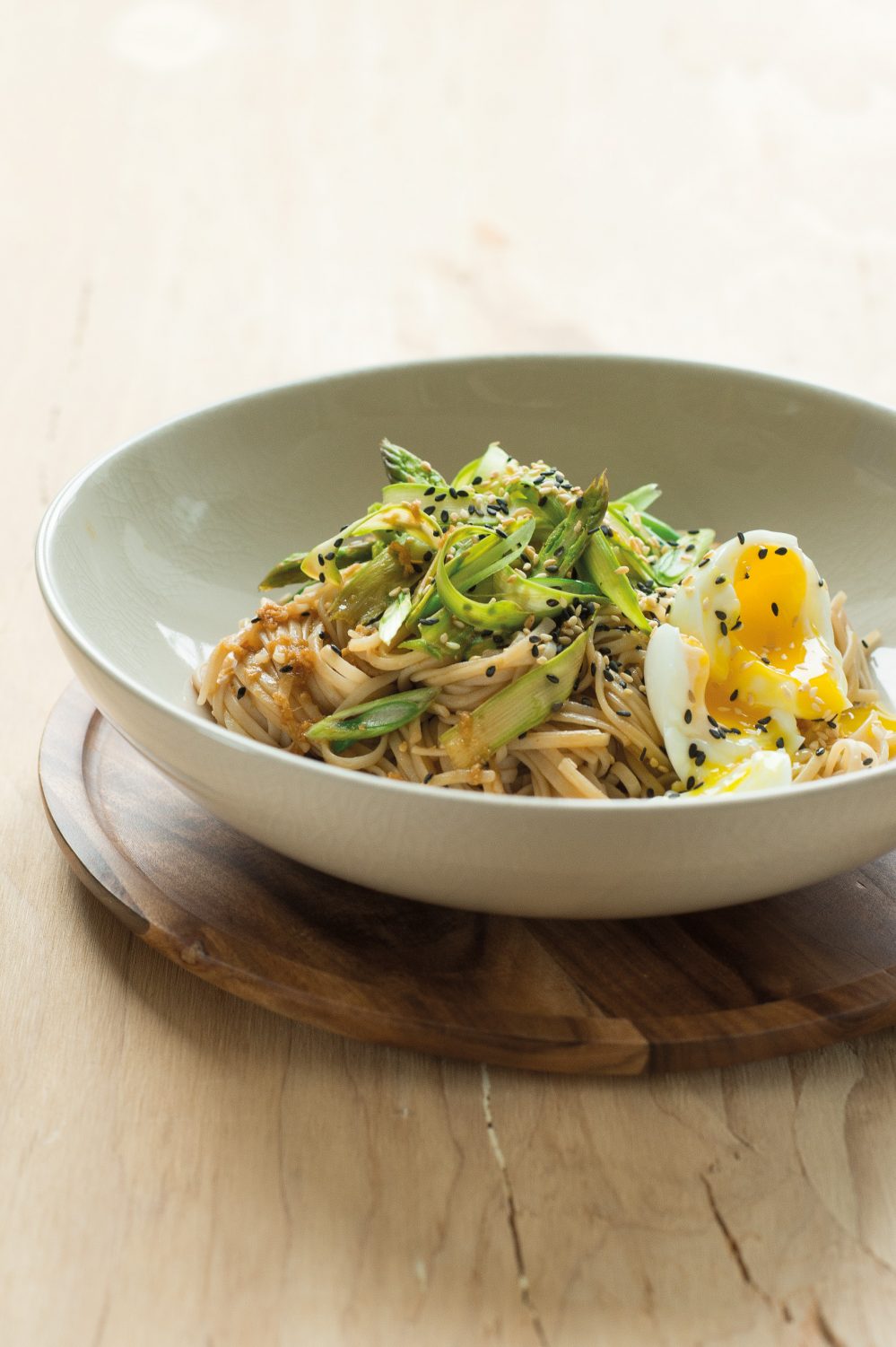 Bol de nouilles soba aux asperges