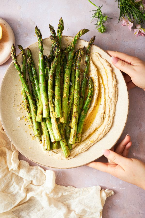 Asperges grillées et purée de haricots blancs au gingembre et au citron