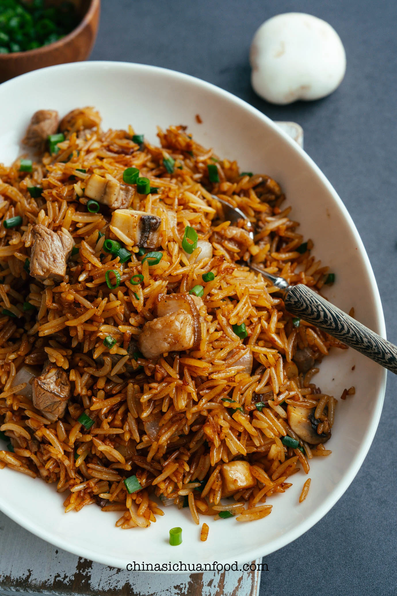 Riz frit au bœuf et aux champignons de Paris