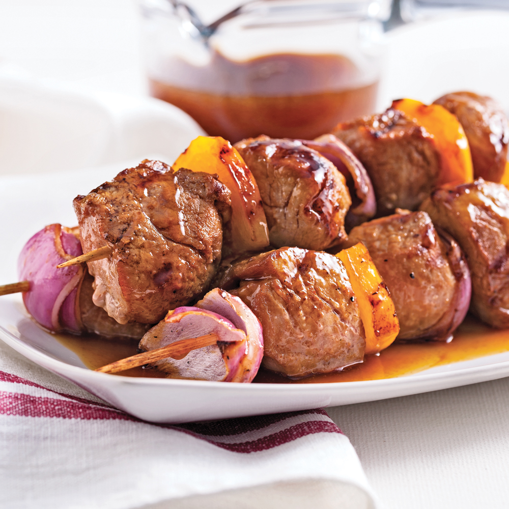 Brochettes de porc, sauce sucrée