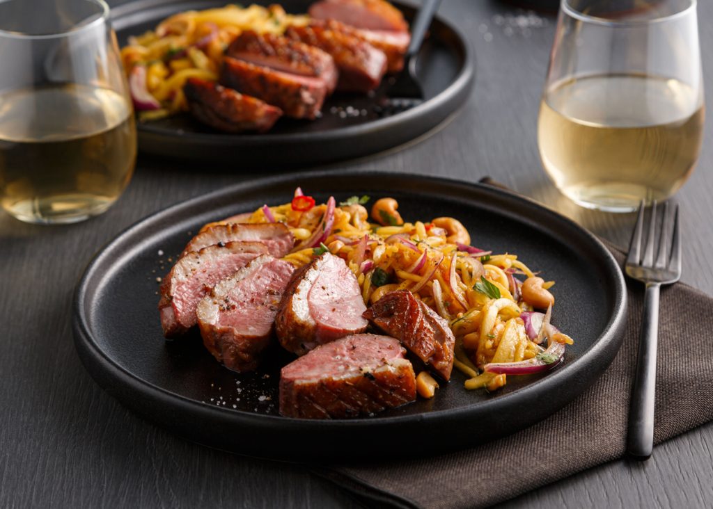 Poitrines de canard grillées et salade à la thaïe