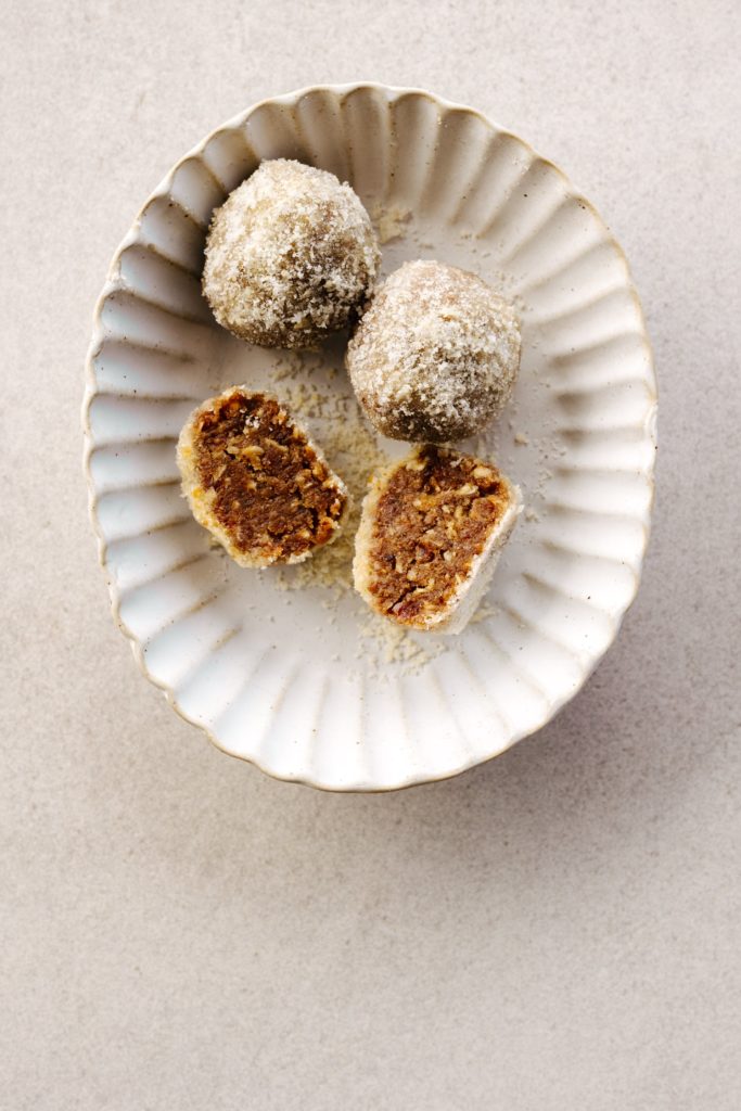Boules d’énergie gâteau aux carottes et fromage à la crème