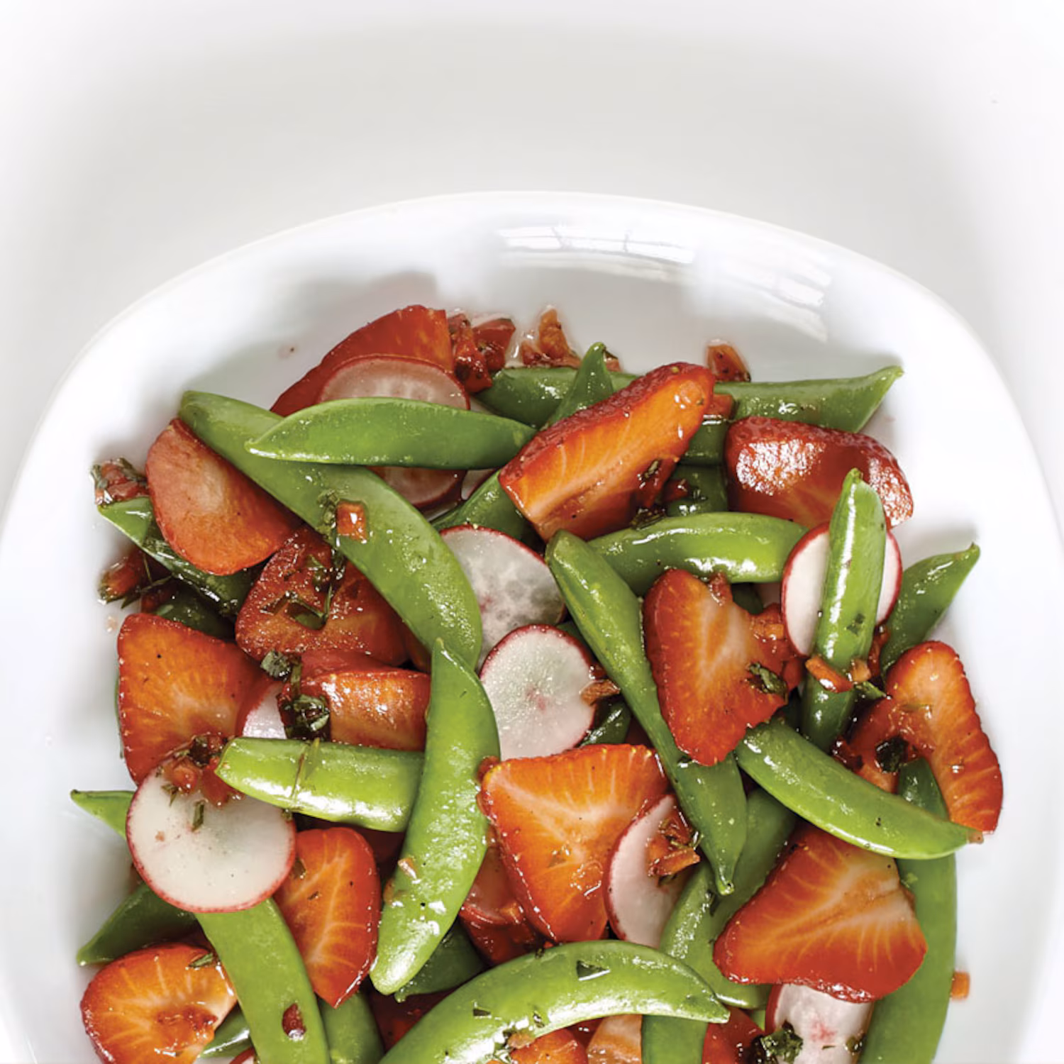 Salade d'été aux fraises et aux pois gourmands
