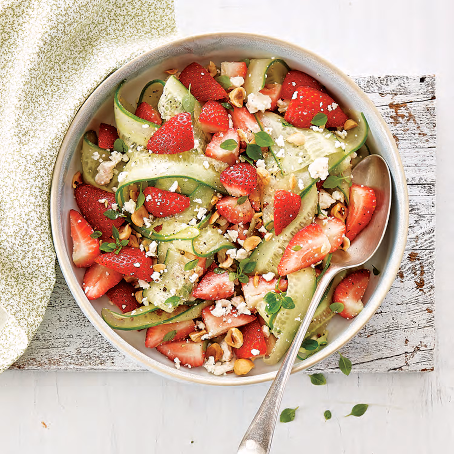Salade de concombres et de fraises marinées au poivre