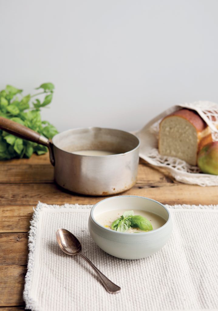 Crème de céleri-rave, pommes, lait de coco & basilic