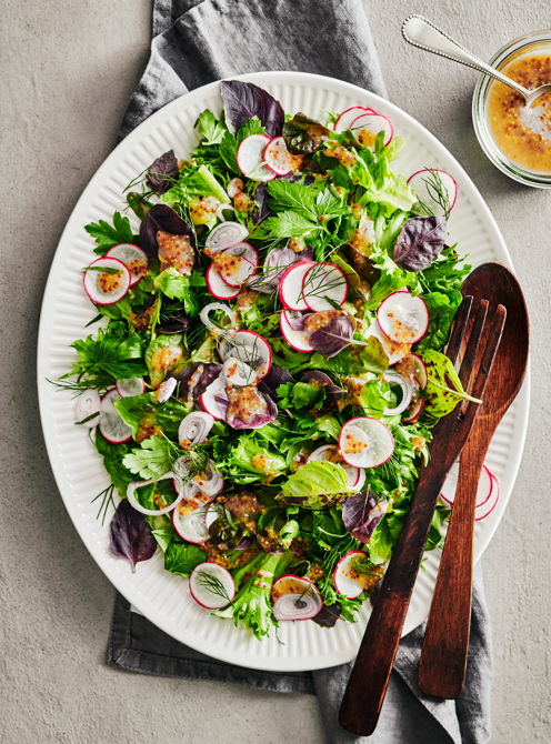 Salade aux herbes, vinaigrette à la moutarde et au miel