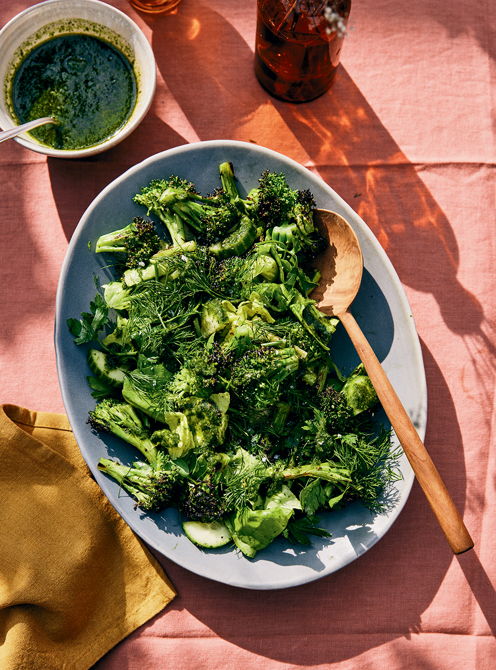 Salade de brocoli grillé, vinaigrette aux herbes