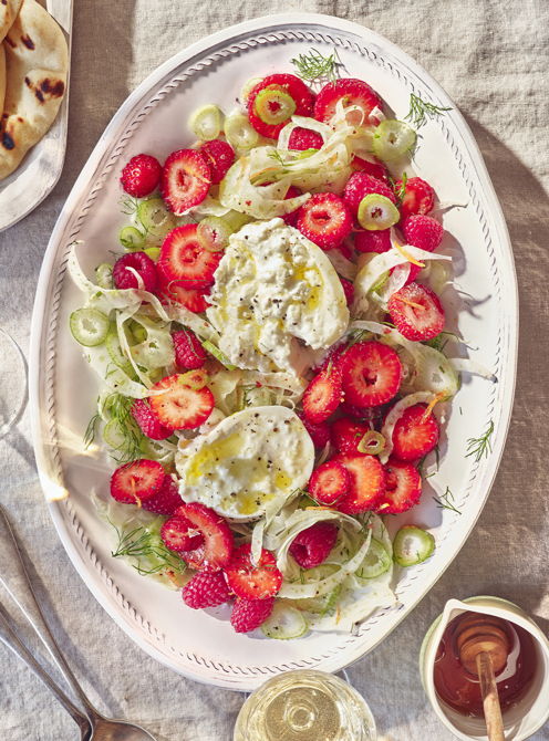 Salade de fraises, framboises, fenouil et burrata