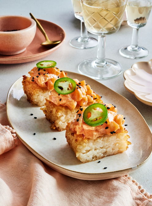 Bouchées de riz croustillant et saumon épicé
