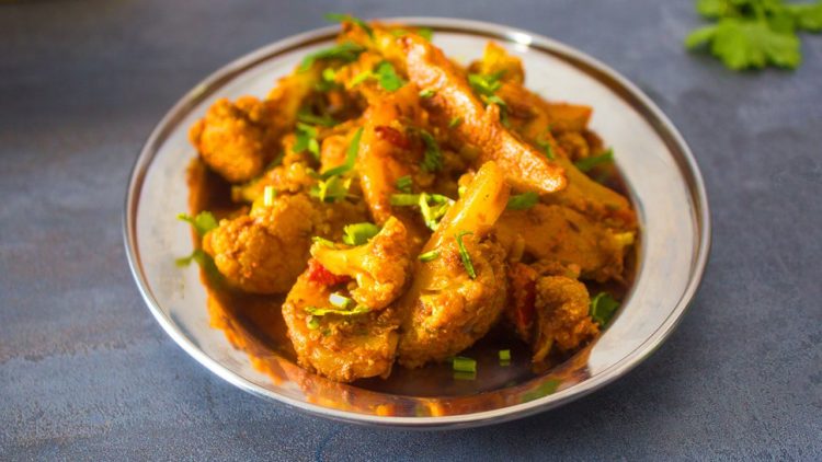 Recette indienne végétarienne Aloo Gobhi en vidéo