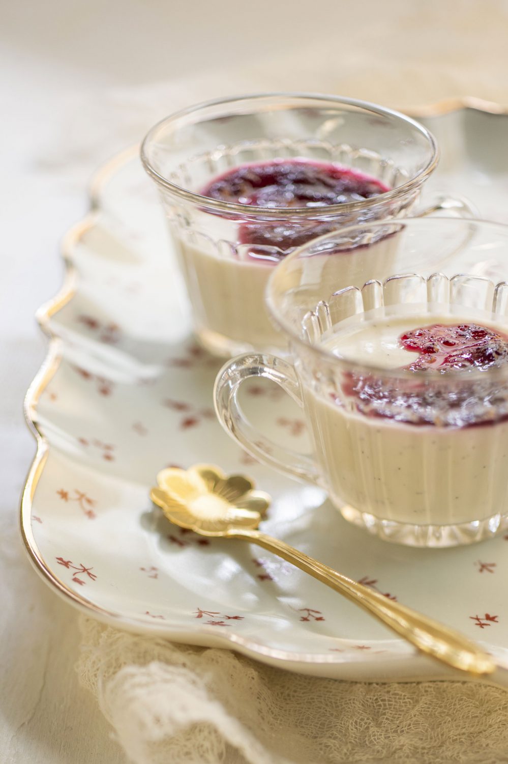 Panna cotta au sirop d’érable et à la compotée de canneberges