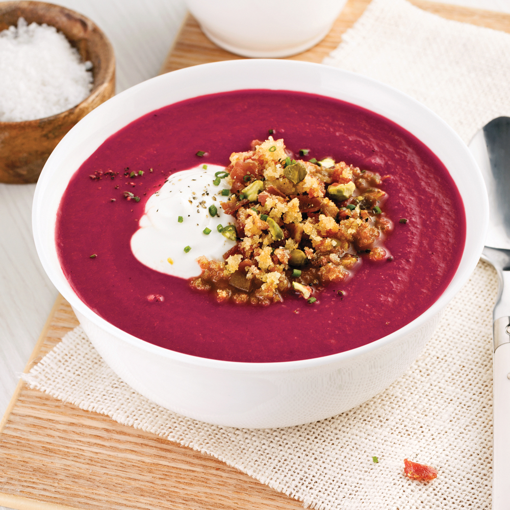 Potage à la betterave, crumble à l’érable, bacon et pistaches