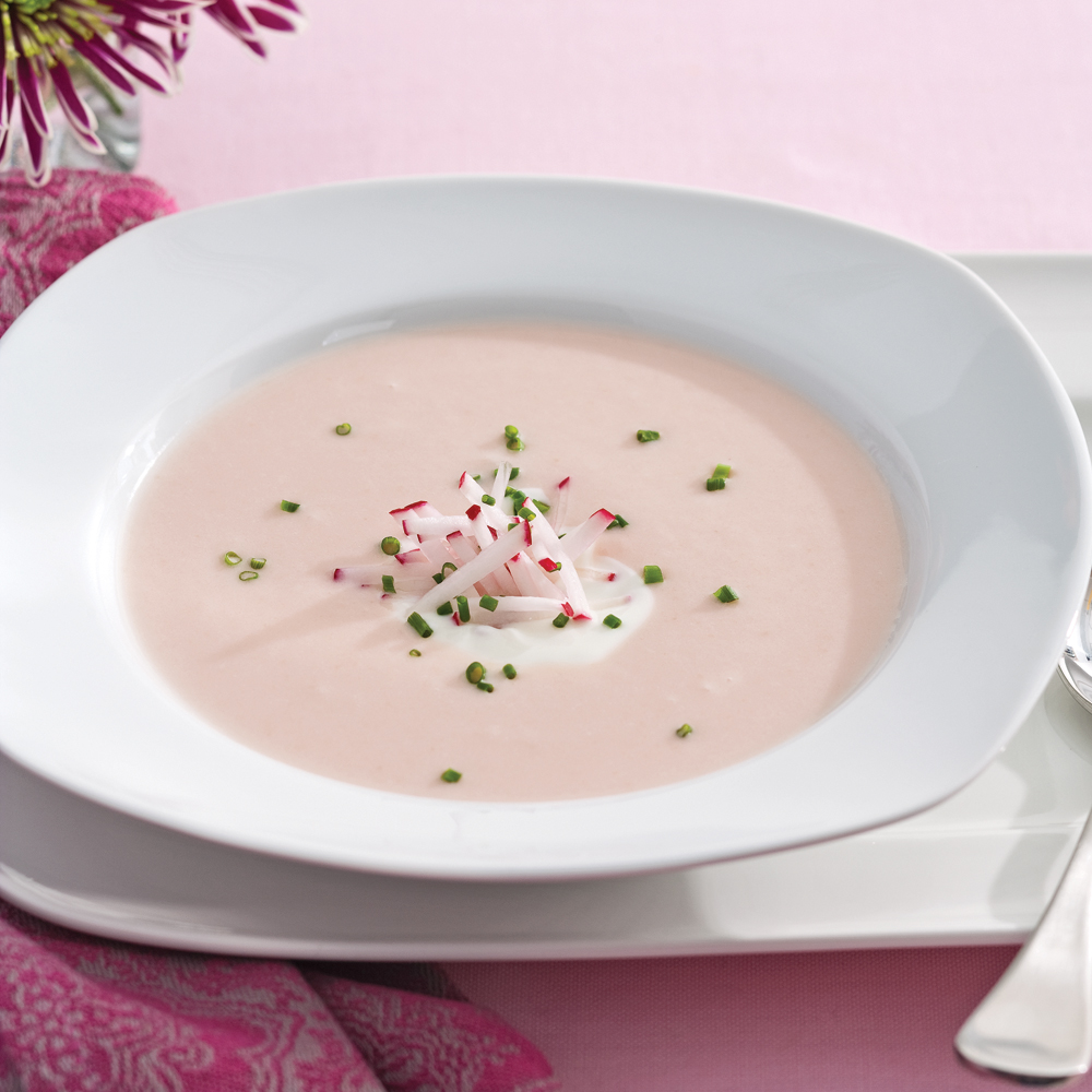 Potage aux radis nouveaux et yogourt de fromage de chèvre