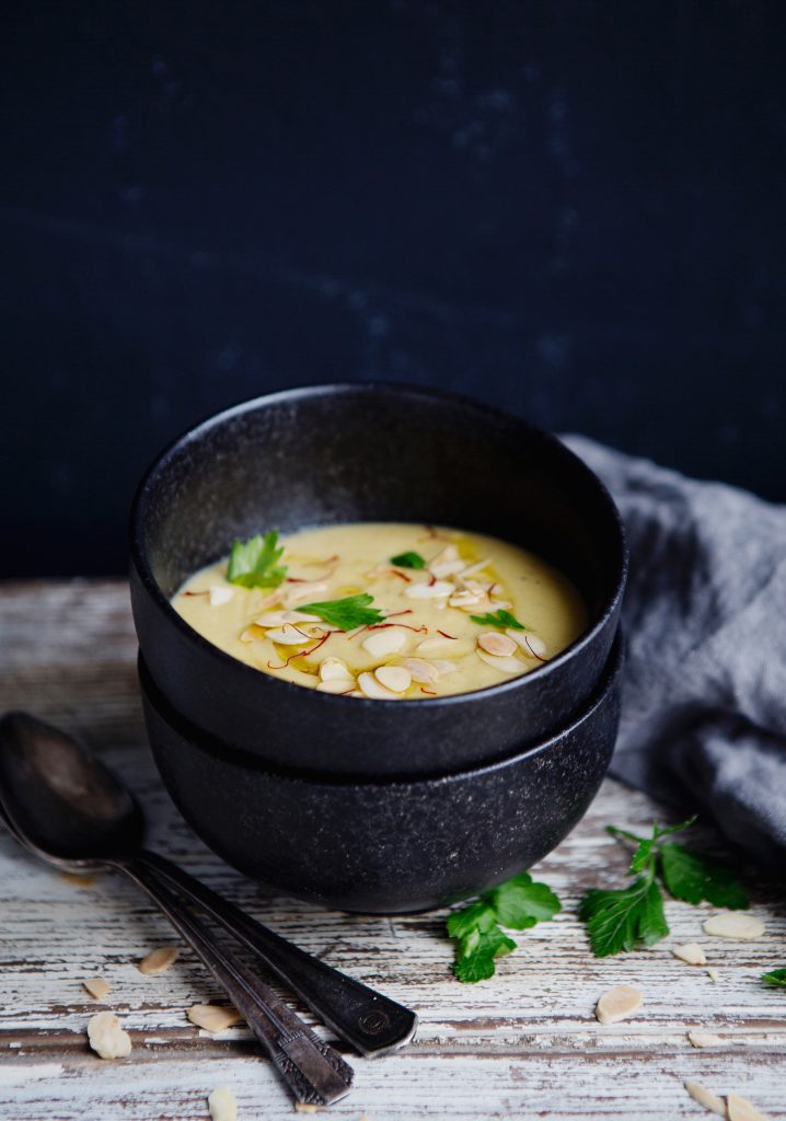 Potage aux amandes & à l’ail confit